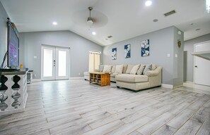 Smart TV, reproductor de DVD, libros y estéreo 