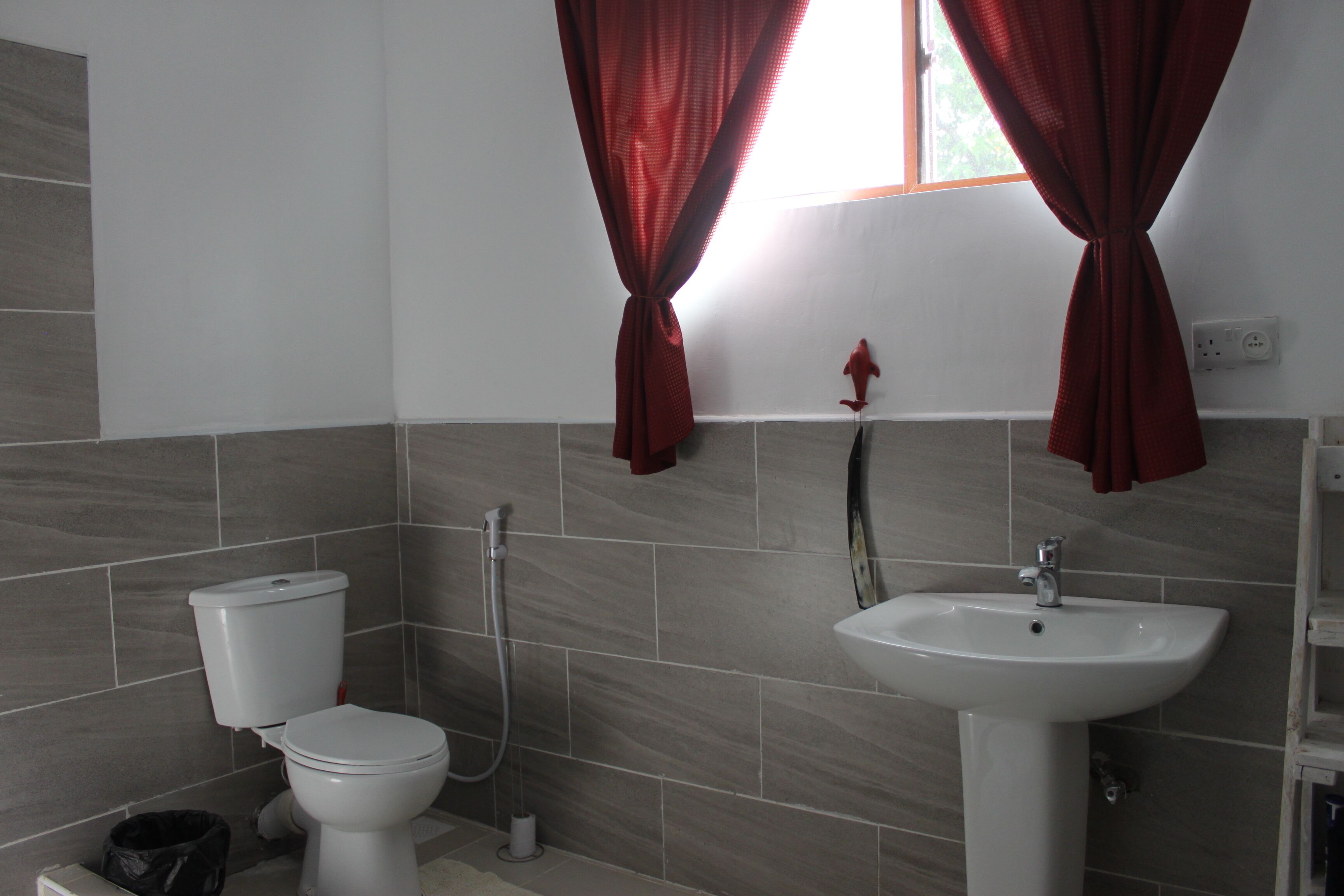 Een douche, een haardroger, handdoeken