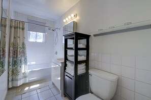 Vasca, asciugacapelli, asciugamani, sapone