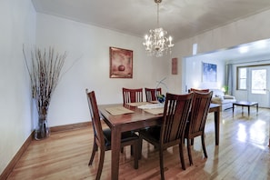 Dining room with 6 seatings