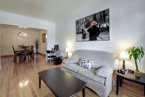 TV, DVD player, videoteca, escritórios