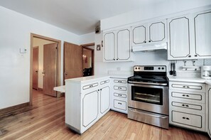 Réfrigérateur, four à micro-ondes, un four, surface de cuisson