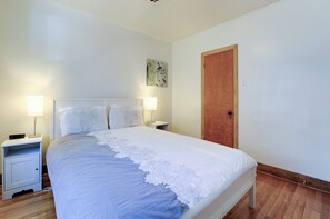 3 slaapkamers, een bureau, een strijkplank/strijkijzer, reisbedje