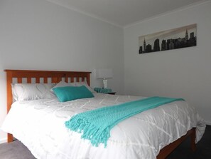 3 bedrooms, iron/ironing board, WiFi, bed sheets - Codrington Short/Long Stay Accommodation (Sale)