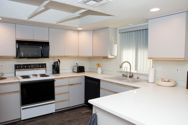 Frigorífic, microones, forn i placa de cuina