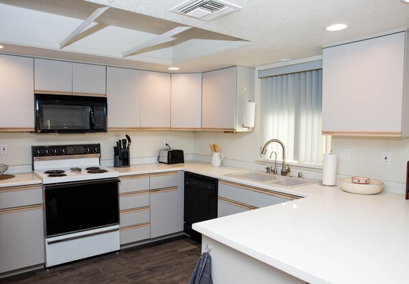 冷蔵庫、電子レンジ、オーブン、コンロ