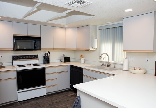 Lake Havasu Gem!! Family/friend/pet friendly. 