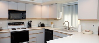 Lake Havasu Gem!! Family/friend/pet friendly. 