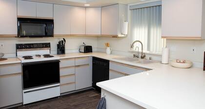 Lake Havasu Gem!! Family/friend/pet friendly.