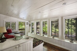 TV, caminetto, lettore DVD, libri