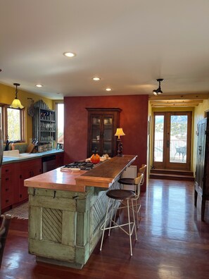 Fridge, microwave, oven, stovetop - Hilltop Retreat in Tesuque (Santa Fe)