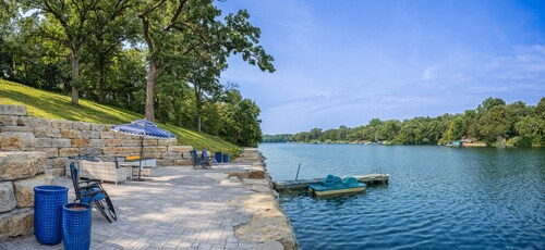 Beautiful Lakehouse with private dock on Apple Canyon Lake!