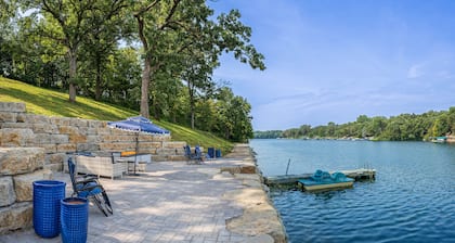 Beautiful Lakehouse with private dock on Apple Canyon Lake!