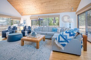 Smart TV, fireplace, stereo