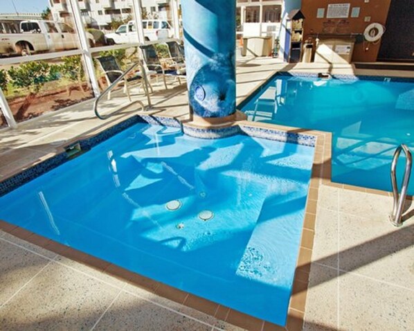 Alberca techada y alberca climatizada