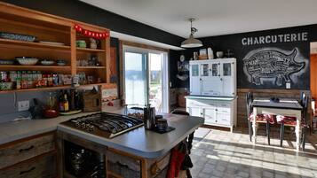 Fridge, oven, stovetop, coffee/tea maker