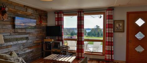 Fernseher, DVD-Player, Bücher, Videothek