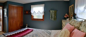 3 bedrooms, memory-foam beds, iron/ironing board, free WiFi - Lake Cottage Leelanau Cottage (cedar)
