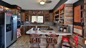 Réfrigérateur, four, plaque de cuisson, cafetière/bouilloire