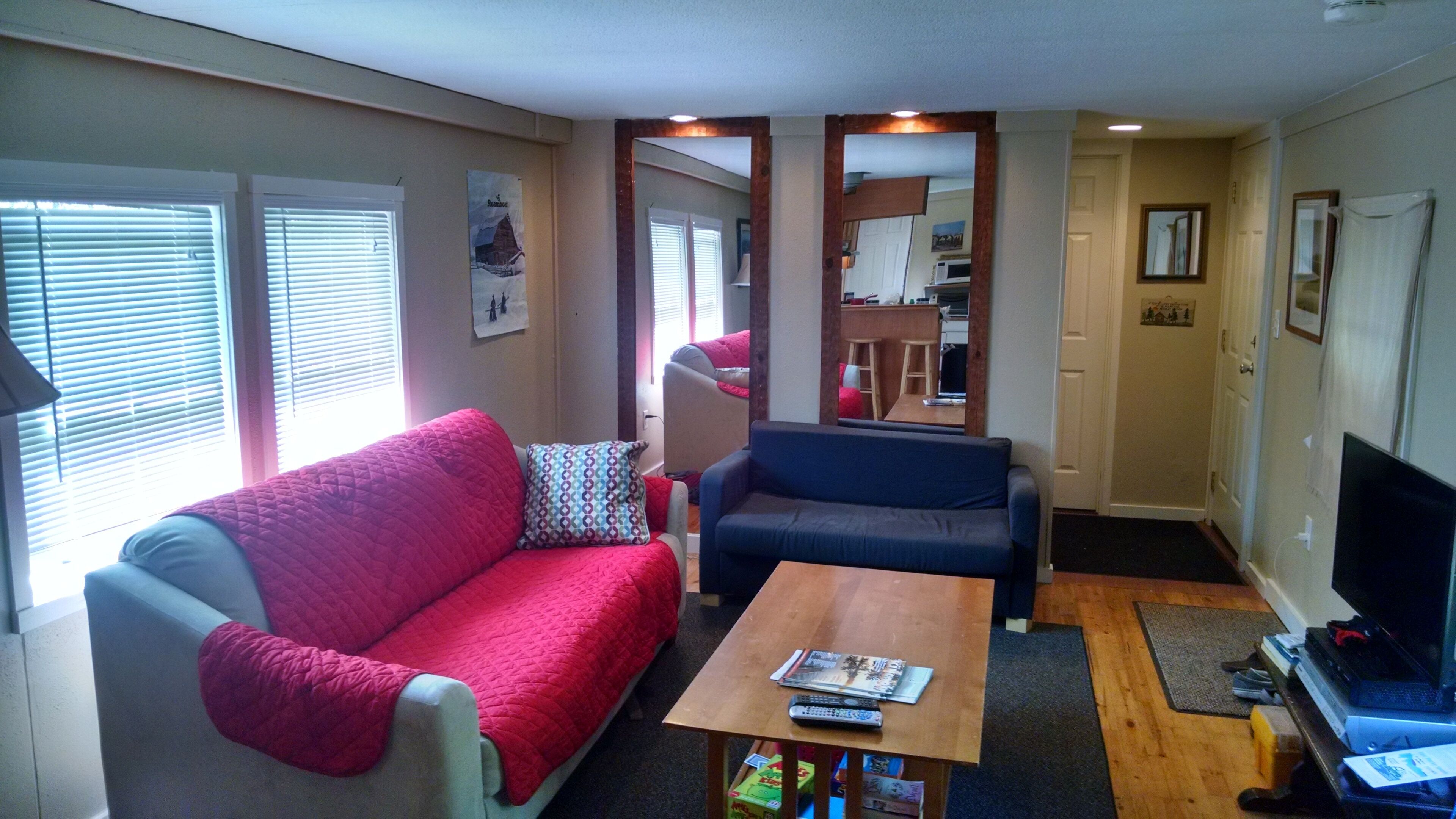 Taulutelevisio, takka, DVD-soitin, pöytätennispöytä