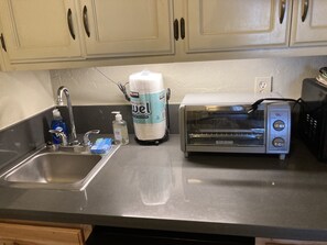 Kühlschrank, Mikrowelle, Wasserkocher mit Kaffee-/Teezubehör, Toaster