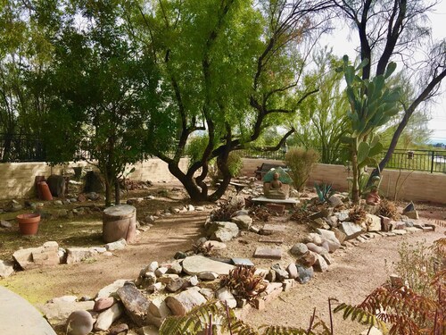 Rauhallinen, yksityinen, retriitti - kaikki uusi, autiomaa reuna lähellä kaikkea! 