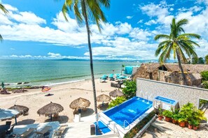 Sur la plage, chaise longue, serviettes de plage
