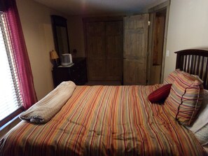 4 Schlafzimmer, Betten mit Memory-Foam-Matratzen, Schreibtisch