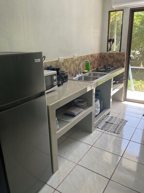 Een koelkast, een microgolfoven, een oven, een kookplaat