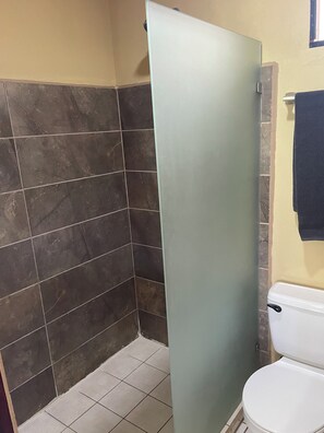 Dusche, Handtücher, Seife, Toilettenpapier