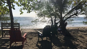 En la playa, camastros y toallas de playa