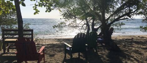 Plage, chaises longues, serviettes de plage