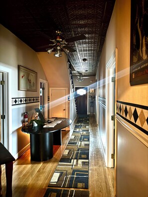 Lobby - Huge Space for 10 & pets Gated  for 6 cars;15 min walk to B’way; Pickle-ball ct (Nashville)