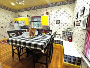 Dining - Huge Space for 10 +pets Gated 6 cars;15 min walk- B’way; Pickle-ball ct 2bathrms (Nashville)