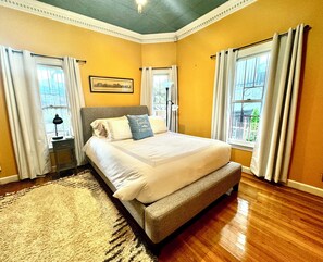 4 bedrooms, desk, iron/ironing board, free WiFi - Huge Space for 10 & pets Gated  for 6 cars;15 min walk to B’way; Pickle-ball ct (Nashville)