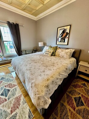 4 bedrooms, desk, iron/ironing board, free WiFi - Huge Space for 10 +pets Gated 6 cars;15 min walk- B’way; Pickle-ball ct 2bathrms (Nashville)