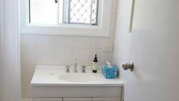 Duschwanne, Haartrockner, Handtücher, Seife