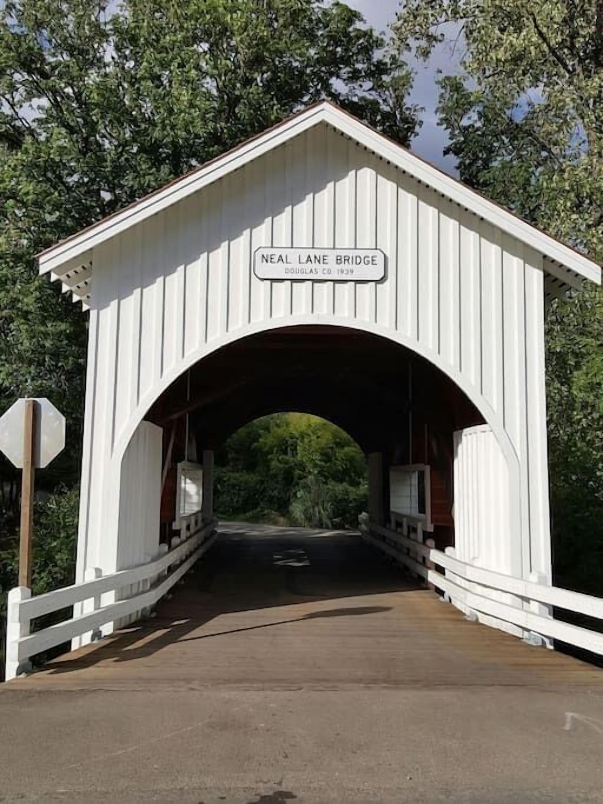 Valkoiseksi maalattu silta, jonka kyltissä lukee: ”Neal Lane Bridge” ja Douglas Co. 1939.