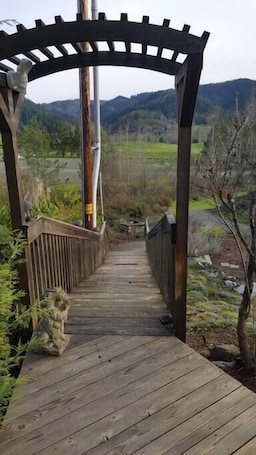 Property grounds. Charming, Private Cottage near I-5 and Golf Course.