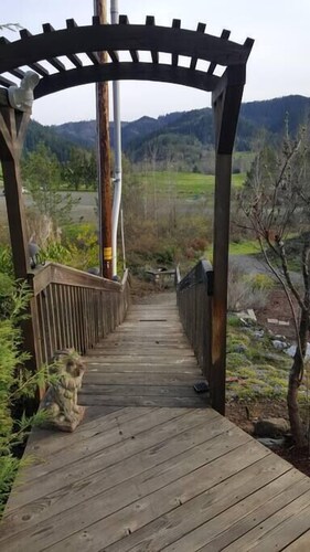 Charming, Private Cottage near I-5 and Golf Course. 