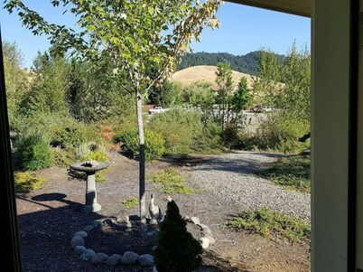 Charming, Private Cottage near I-5 and Golf Course. 