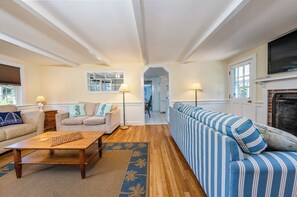 Smart TV, fireplace, stereo - Steps to Beach 4-5 Bedrooms w/Central A/C (Dennis Port)