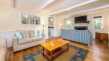 Smart TV, fireplace, stereo