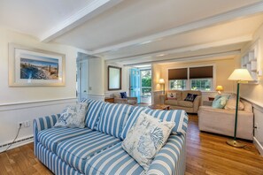 Smart TV, fireplace, stereo - Steps to Beach 4-5 Bedrooms w/Central A/C (Dennis Port)