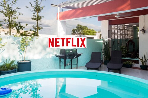 Studio w/shared plunge pool, Netflix, etc. .9 mi. from central sq.