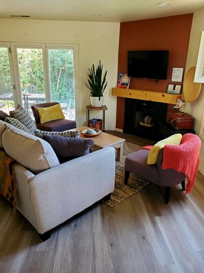 Smart TV, chimenea y libros 