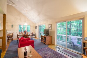 Smart TV, fireplace, DVD player, books -  Resort home with Private hot tub , fireplace, pools, pond, WIFI  (Campton)