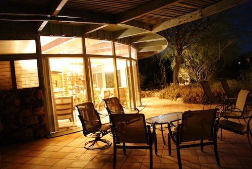 Round Glass House 1 Acre / 6 blocks to Spa Hotel with hot jacuzzis, sauna & pool