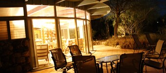 Round Glass House 1 Acre / 6 blocks to Spa Hotel with hot jacuzzis, sauna & pool