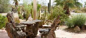 Round Glass House 1 Acre / 6 blocks to Spa Hotel with hot jacuzzis, sauna & pool